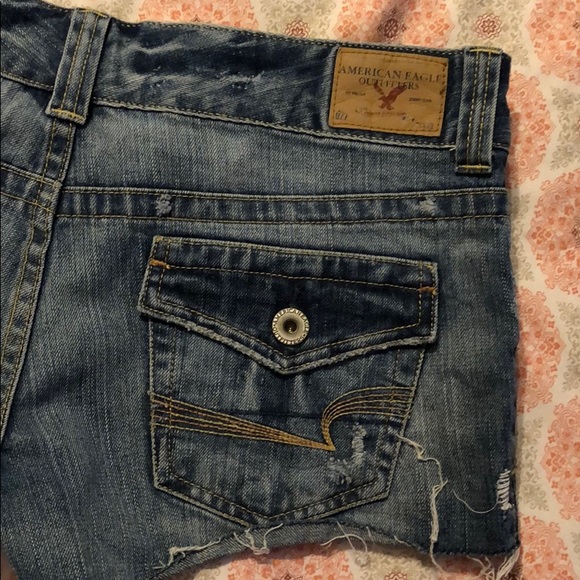 American Eagle Frayed Shorts Medium Wash Sz 6 - Picture 3 of 5
